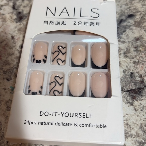 2 Sets of Press on Nails - Picture 2 of 3